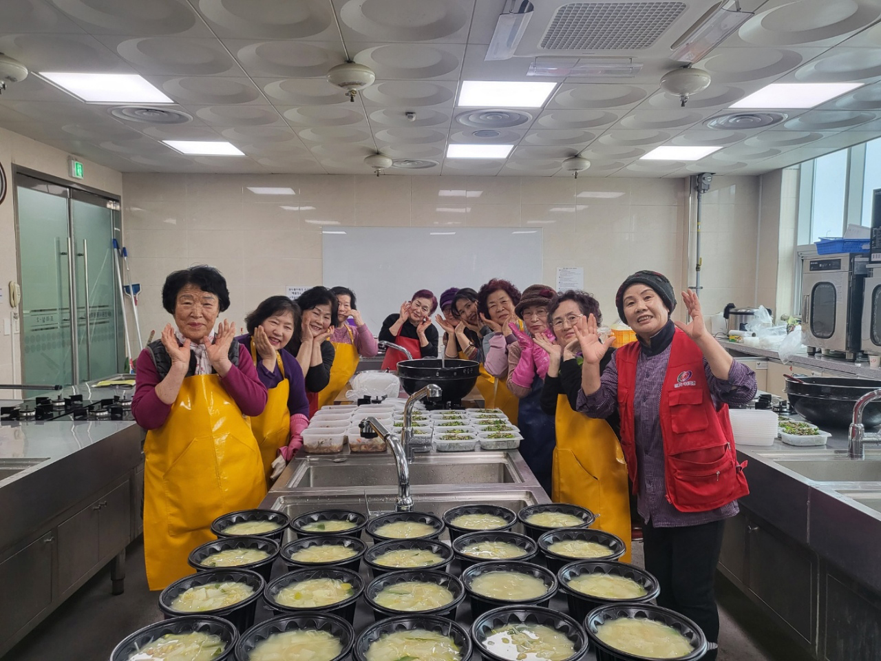 0209 안동시 여성자원봉사운영회 지역 취약계층을 위한 반찬 나눔 봉사활동 개시.jpg